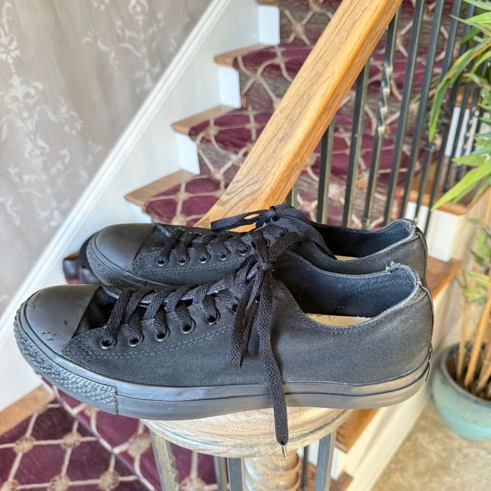 VANS men’s low rise, solid black sneaker size 11 good condition